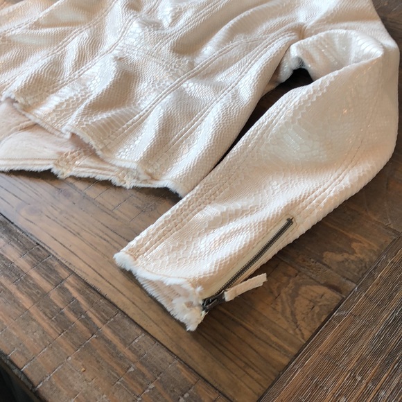 Buckle  Jacket - Picture 10 of 11